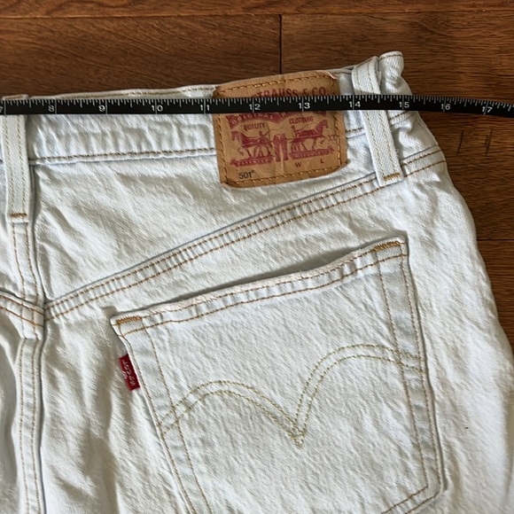 Light wash Levi’s 501 shorts - Picture 3 of 7